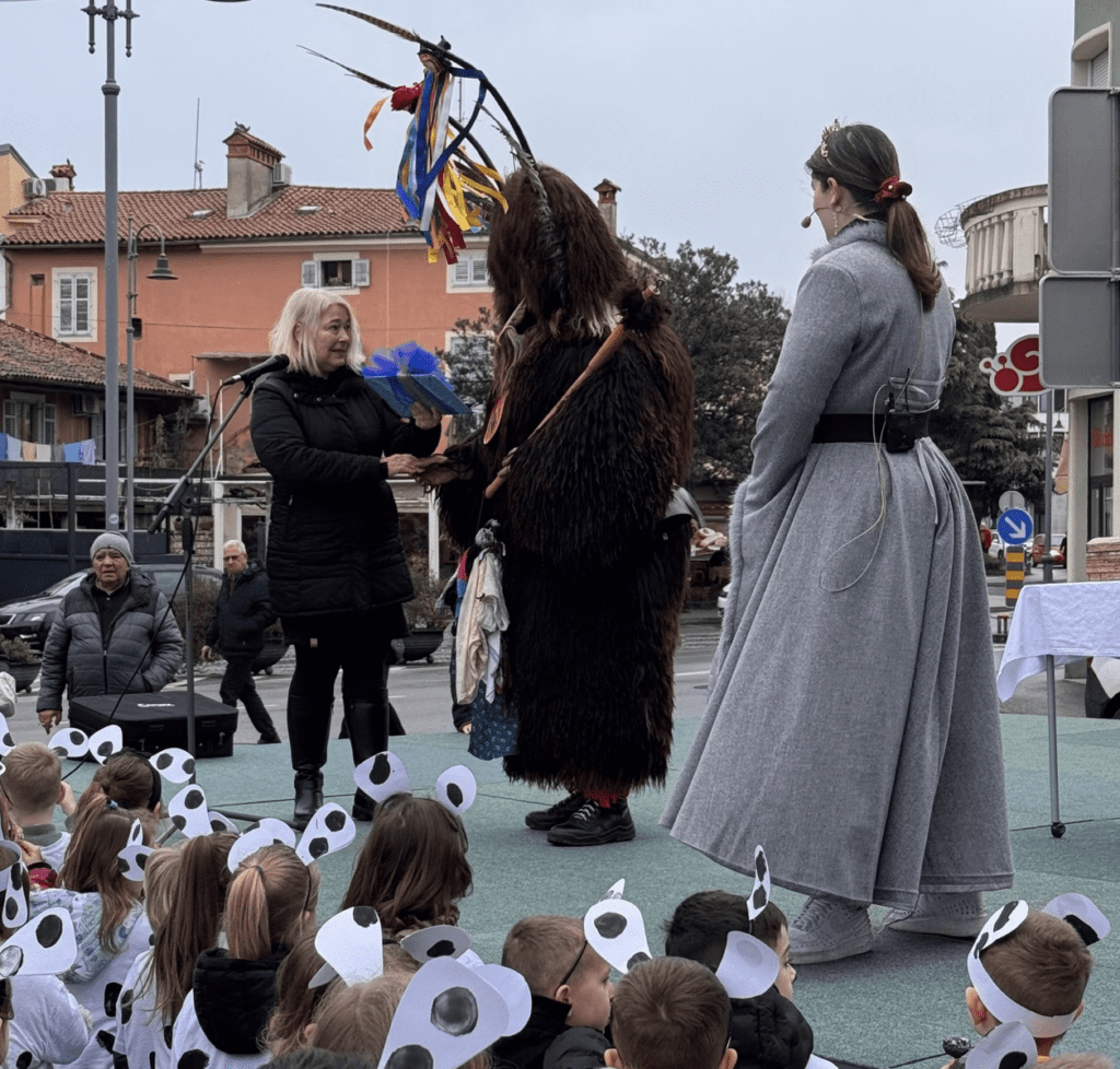 Izolski otroci zavzeli prizorišče s pustnimi maskami in smehom (VIDEO)