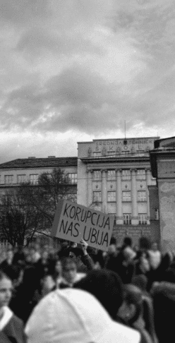 Več tisoč ljudi zahtevalo odgovornost na protestu v Sarajevu