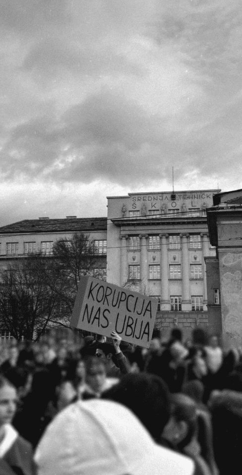 Več tisoč ljudi zahtevalo odgovornost na protestu v Sarajevu