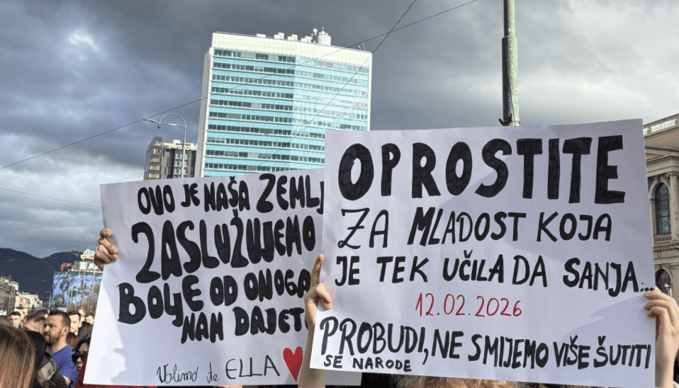 Več tisoč ljudi zahtevalo odgovornost na protestu v Sarajevu (FOTO/VIDEO) 6 Screenshot 2026 02 15 at 09.41.15 e1771145790361