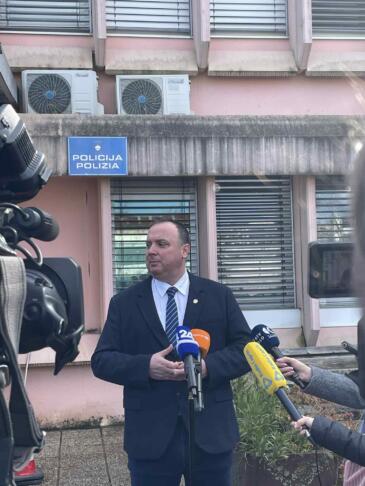 Policija razkrila silvestrski incident v Parecagu: moški s pištolo ranil sosedo