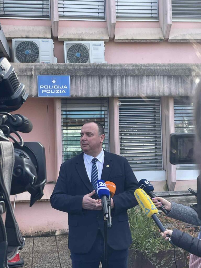 Policija razkrila silvestrski incident v Parecagu: moški s pištolo ranil sosedo