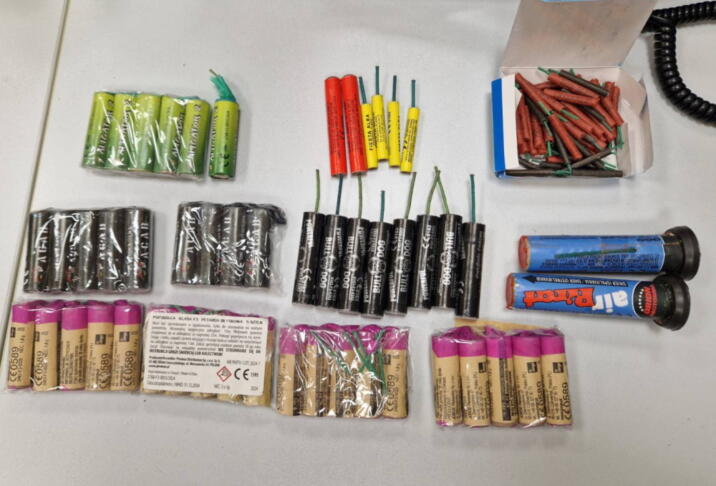 Znani so mladoletni osumljenci, ki so s pirotehniko ogrožali prebivalce Markovca 2 pirotehnika