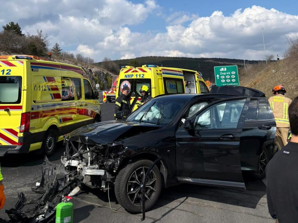 Trčenje na avtocesti pri Kozini: vozilo zadelo DARS-ovo zaporo
