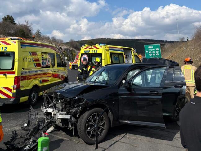 Trčenje na avtocesti pri Kozini: vozilo zadelo DARS-ovo zaporo