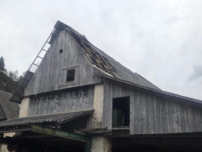 Veter odkriva strehe, podira drevesa, gospodinjstva brez elektrike 3 656962097 1243729857924575 4555753282436231027 n