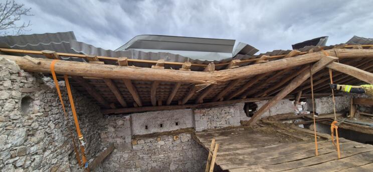 Veter odkriva strehe, podira drevesa, gospodinjstva brez elektrike 2 658837319 1397838872383714 5537226118552855474 n