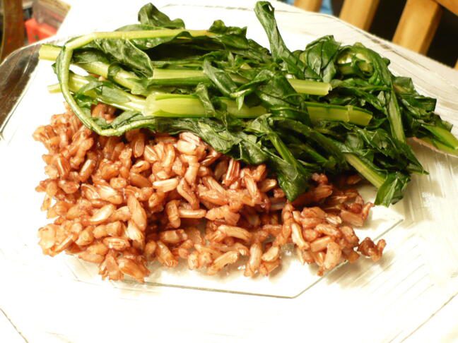Regrat: Superhrana iz domačega vrta 2 Plate of Wehani rice with sauteed dandelion greens