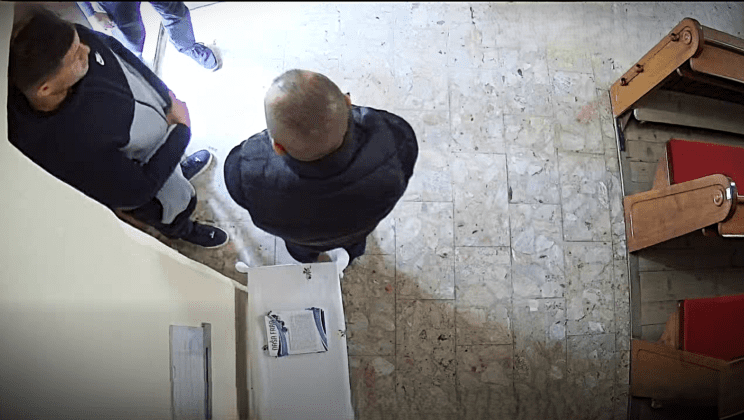 Kamera ujela nepridiprava: kradla v cerkvi in napadla župnika (video) 2 nadzorna kamera