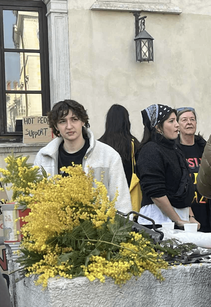 Protestni shod ob dnevu žena na Titovem trgu v Kopru 3 Screenshot 2026 03 08 at 11.42.56