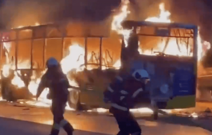 Moški se je v mestnem avtobusu v Švici polil z bencinom in se zažgal,