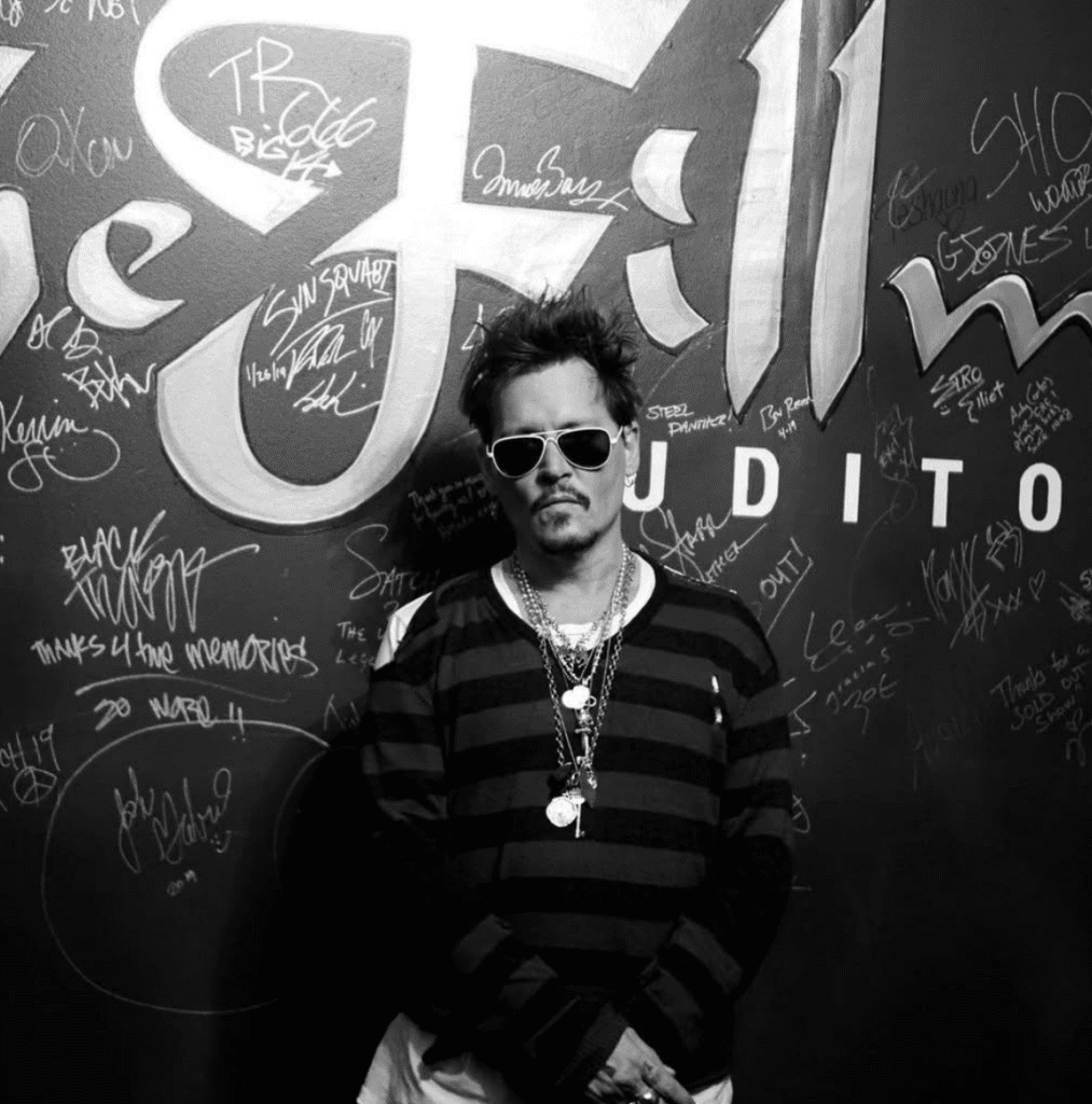 Johnny Depp prihaja v Pulj: z glasbeno zasedbo bo nastopil v Areni