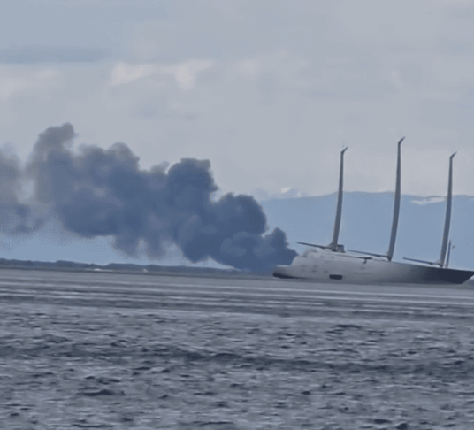 Blizu Trsta izbruhnil požar, pri gašenju sodelovali tudi helikopterji