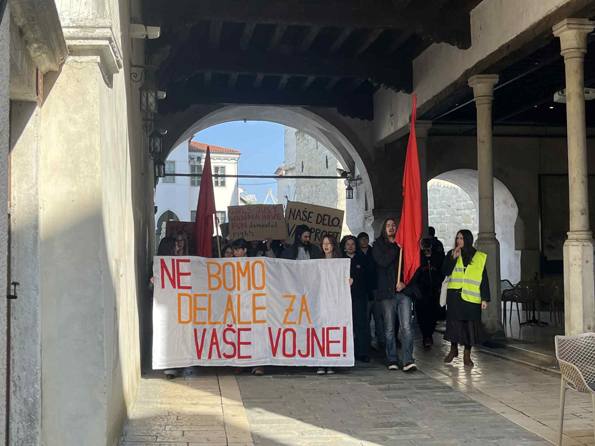 Protestni shod ob dnevu žena na Titovem trgu v Kopru 12 shod