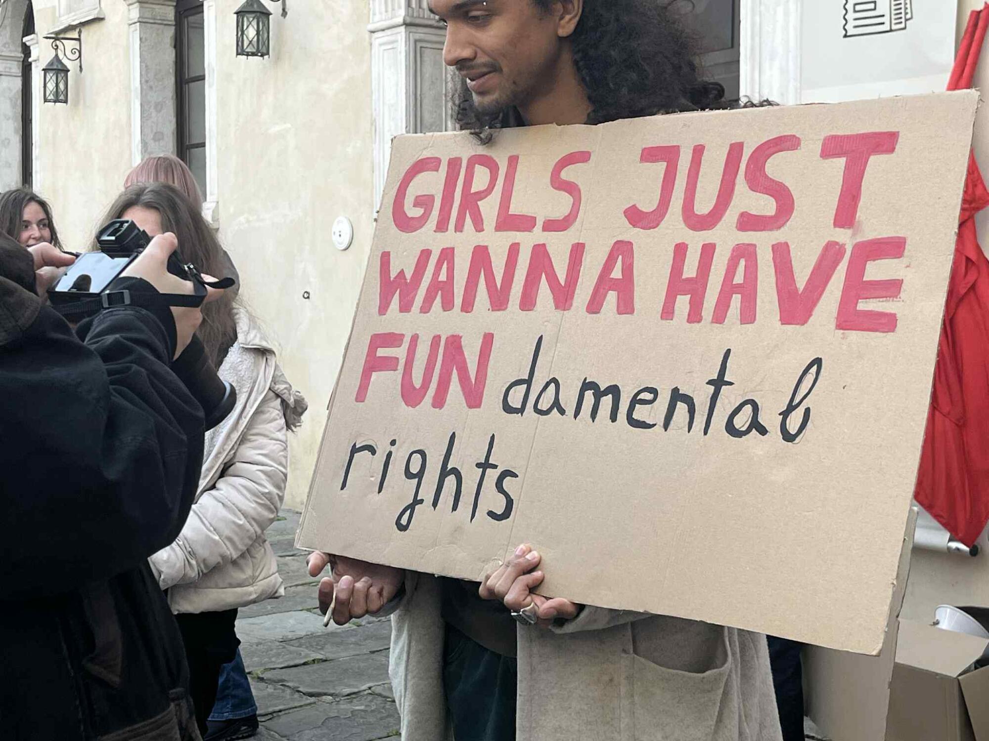 Protestni shod ob dnevu žena na Titovem trgu v Kopru 8 Unknown 56