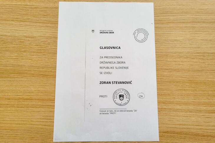 Del glasovnic pri izbiri predsednika DZ je bil označen 2 predsednik DZ