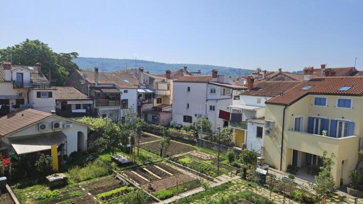 Stanovanje z naslovom Cegnarjeva 12 je v stavbi turkizne barve na levi strani (naslovna fotografija). Pogled z verande stanovanja