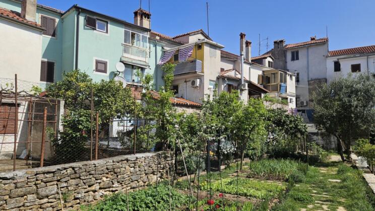 občina prodaja zemljišča in stanovanje – cene od 156.000 evrov