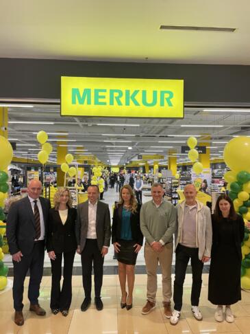 Od leve proti desni: Miha Kravanja, direktor - član poslovodstva MERKUR, Nataša Krautberger, vodja TC MERKUR Planet Koper, Jure Kapetan, generalni direktor MERKUR, Marjetka Vodopija, direktorica Planet Koper, Alexandre Lefebvre, MERKURjev strateški partner, Andreas Siegmann, Monika Sok Fartelj, regijski vodja prodaje.