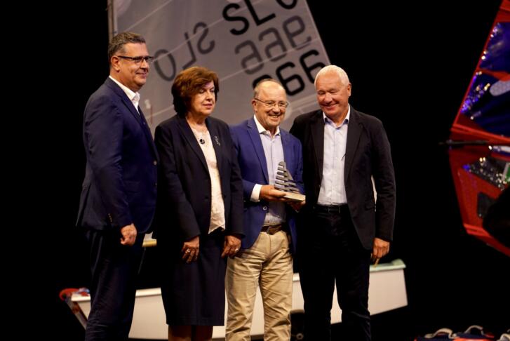 Toni Vodišek petič zapored jadralec leta 2 Nagrada za zivljenjsko delo Aljosa Tomaz z leve Ales Brzan Nevenka Krzan Aljosa Tomaz Samo Lozej