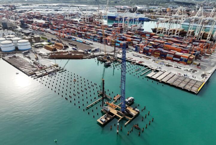 Luka Koper: Negotovosti na pomorskih poteh, a stabilno poslovanje 2 Podaljsanje S dela kontejnerske obale