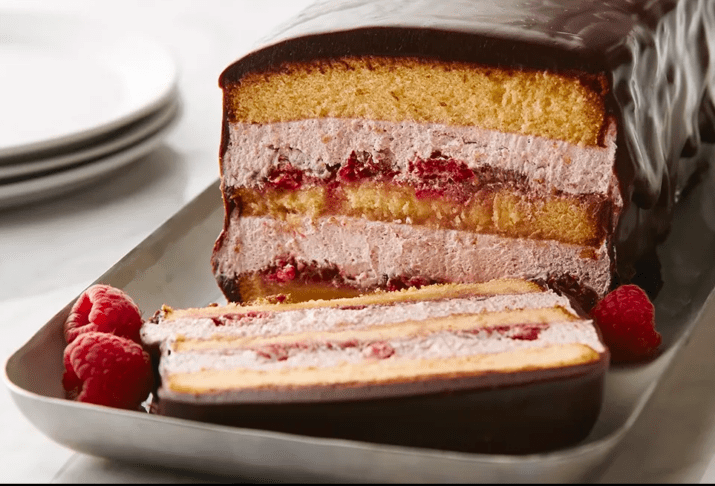 Kremna zapeljivka za tople dni: stracciatella torta z malinami 2 torta z malinami