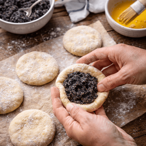 Mehki buhtlji z makom: recept za popolno sladko razvajanje 2 buhtlji z makom