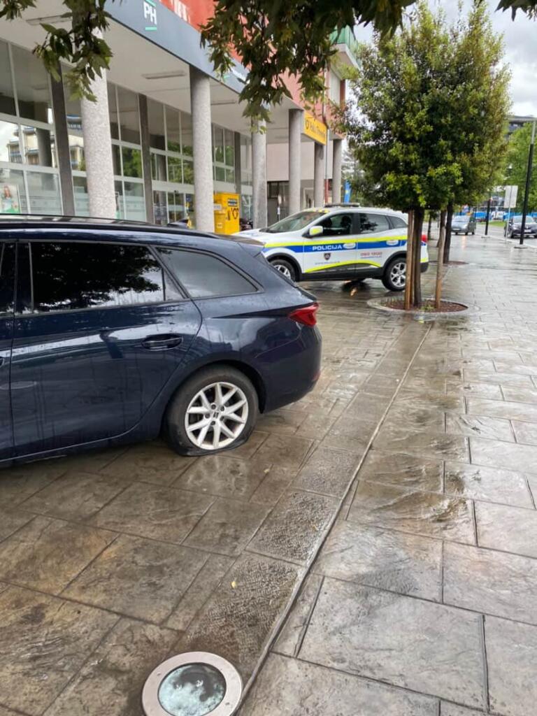V središču Kopra policisti na terenu zaradi bega voznika 4 Policijska vozila v centru Kopra. Na begu voznik avtomobila.