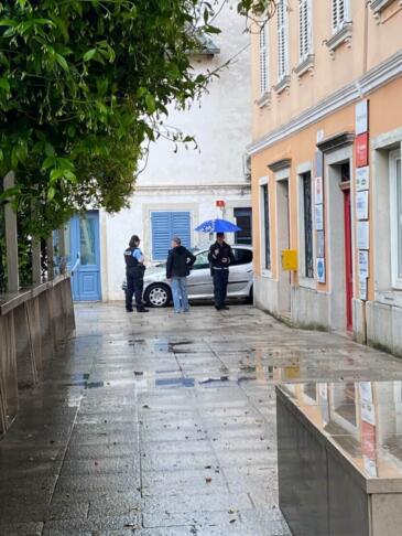 V središču Kopra policisti na terenu zaradi bega voznika 2 V Kopru policisti iščejo voznika, ki je na begu. Policija.