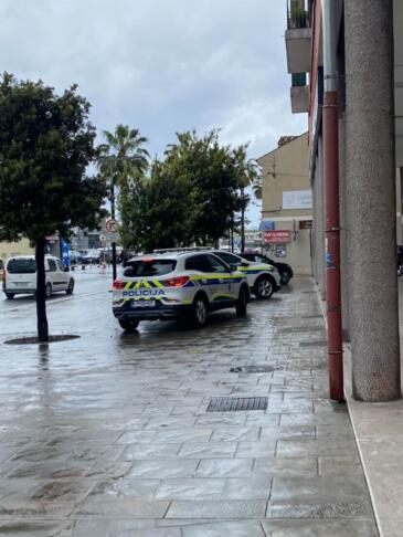 Divji beg po Kopru in kraja žlebov sta se slabo končala 2 Policijska vozila v centru Kopra. Na begu voznik avtomobila.
