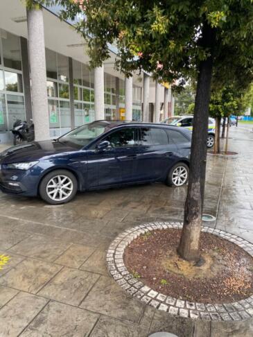 V središču Kopra policisti na terenu zaradi bega voznika 6 Policijska vozila v centru Kopra. Na begu voznik avtomobila.