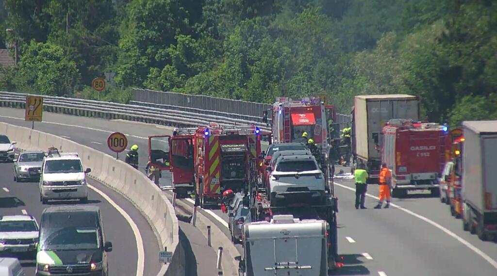 Goreče vozilo: Primorska avtocesta zaprta