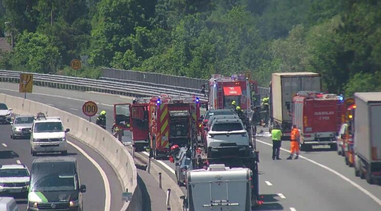 Goreče vozilo: Primorska avtocesta zaprta