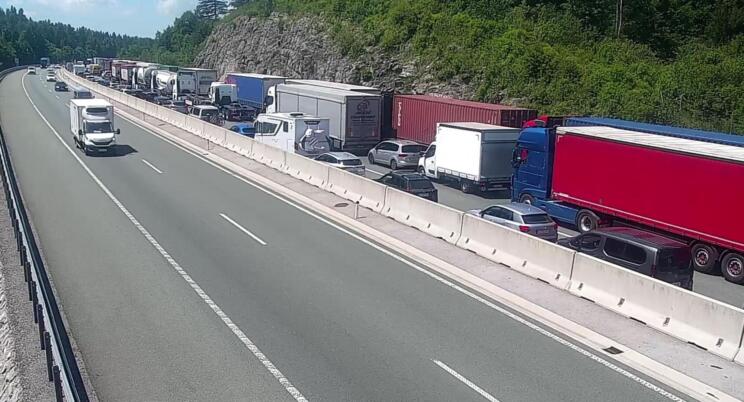 Goreče vozilo: Primorska avtocesta zaprta 2 707695586 1293143516131067 9010499980881943506 n