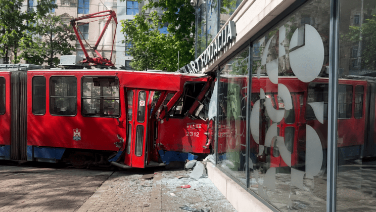 tramvaj trčil v stavbo
