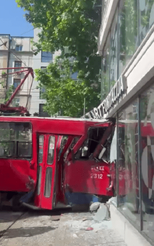 tramvaj trčil v stavbo