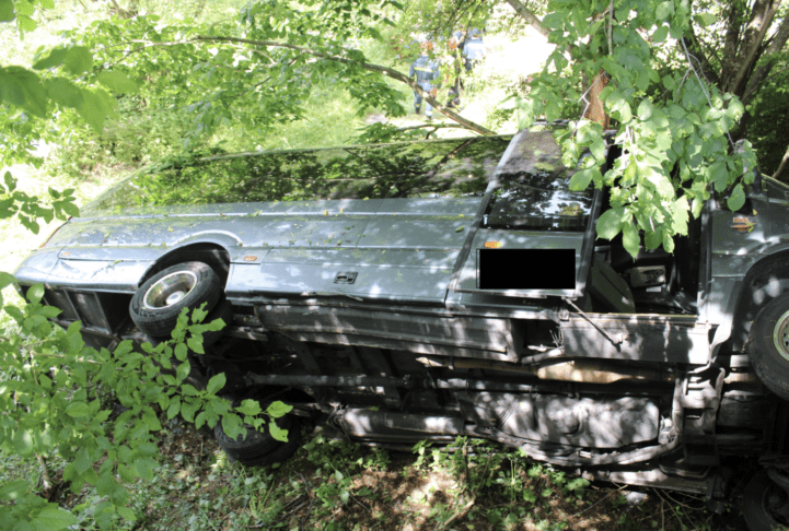 Minibus pri Predjamskem gradu zdrsnil v globel, poškodovanih 13 ljudi (FOTO) 2 Screenshot 2026 05 30 at 17.46.33