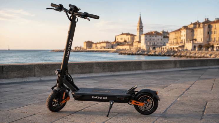Tatvina v Pivki in Kopru: ukradli avtomobil, moped in električni skiro 2 električni skiro ob morju