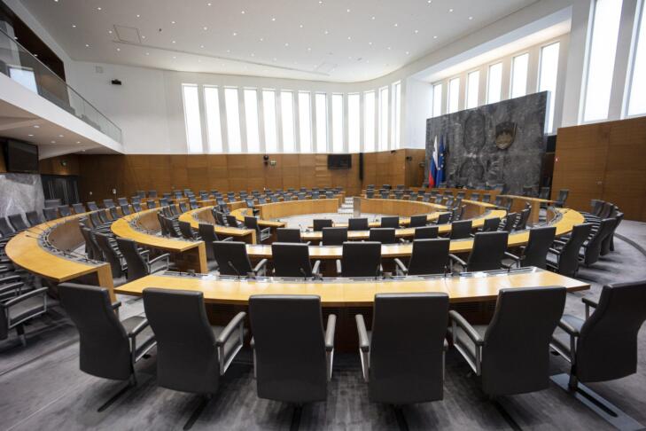 Koliko zaslužijo poslanci? Znani prvi zneski po dvigu plač 2 poslanci in plače