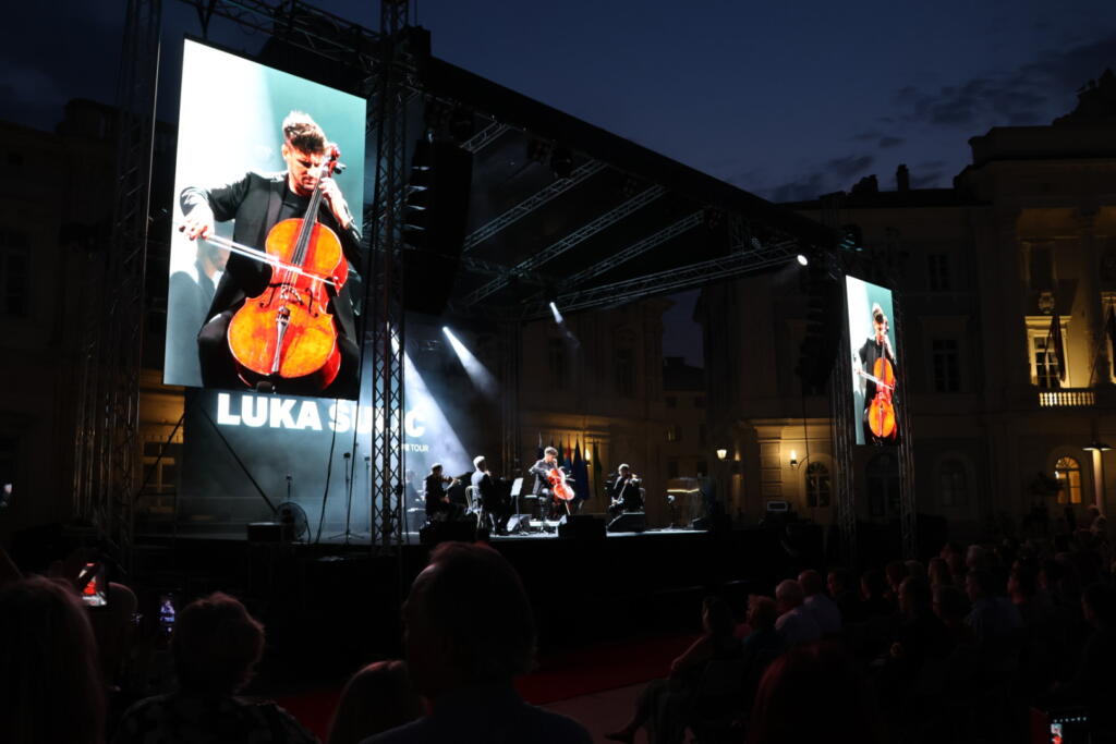 ANDREJ KORENIKA PIRAN DAN DRŽAVNOSTI TARTINIJEV TRG PROSLAVA ALEŠ BRŽAN MILAN BOGATIČ LUKA ŠULJIĆ VIOLONČELO