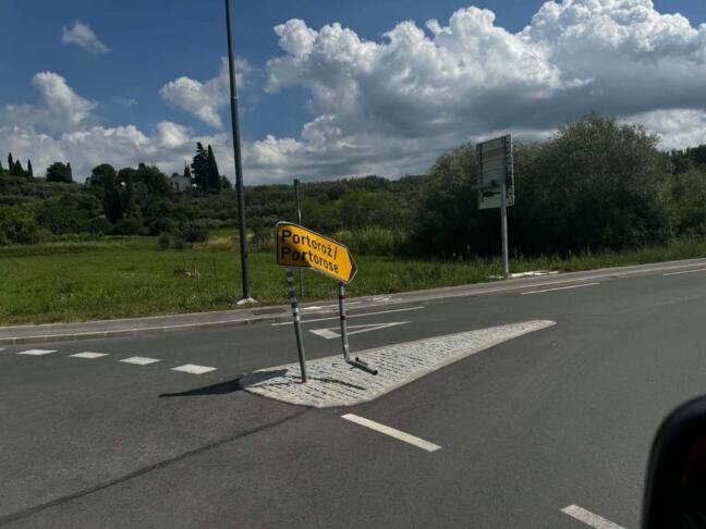 Smerokaz na krožišču Borgola znova poškodovan 2 724197210 1445390217625980 6383850728845300190 n