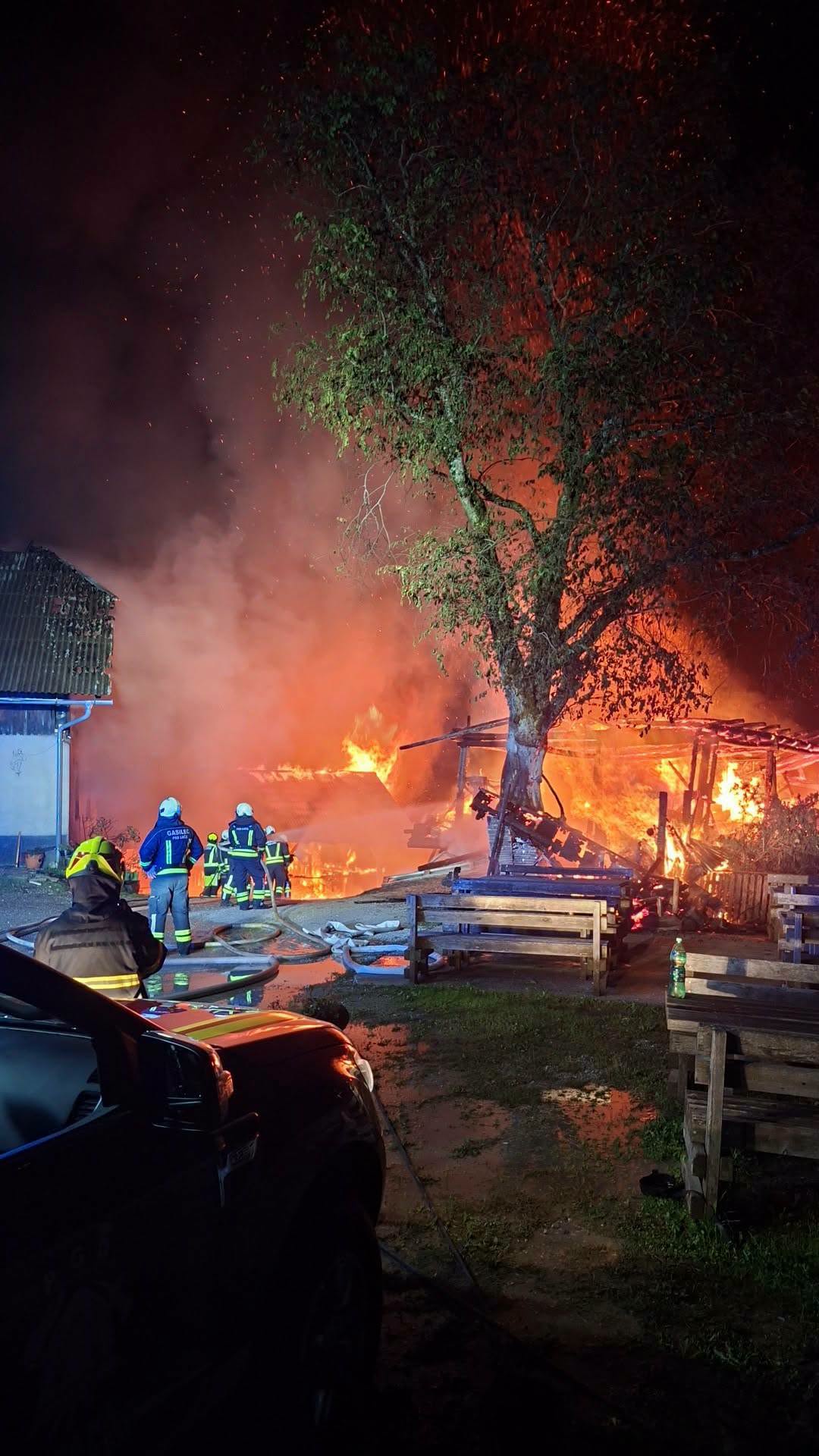 Pod Raduho ogenj uničil kmetijo, več poškodovanih (FOTO) 3 727613951 862958323088547 6484983885737093085 n.png