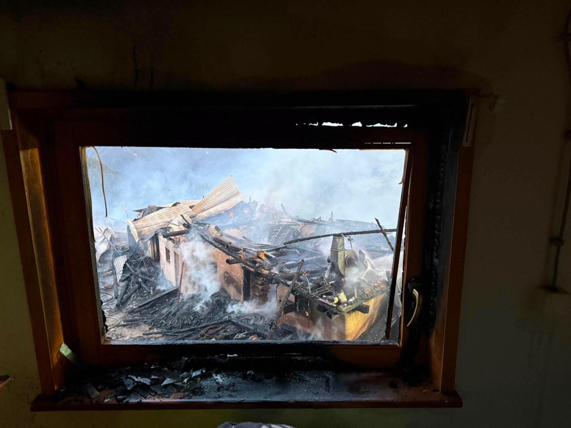 Pod Raduho ogenj uničil kmetijo, več poškodovanih (FOTO) 9 728162774 1022444494031805 2131218407784012784 n.png