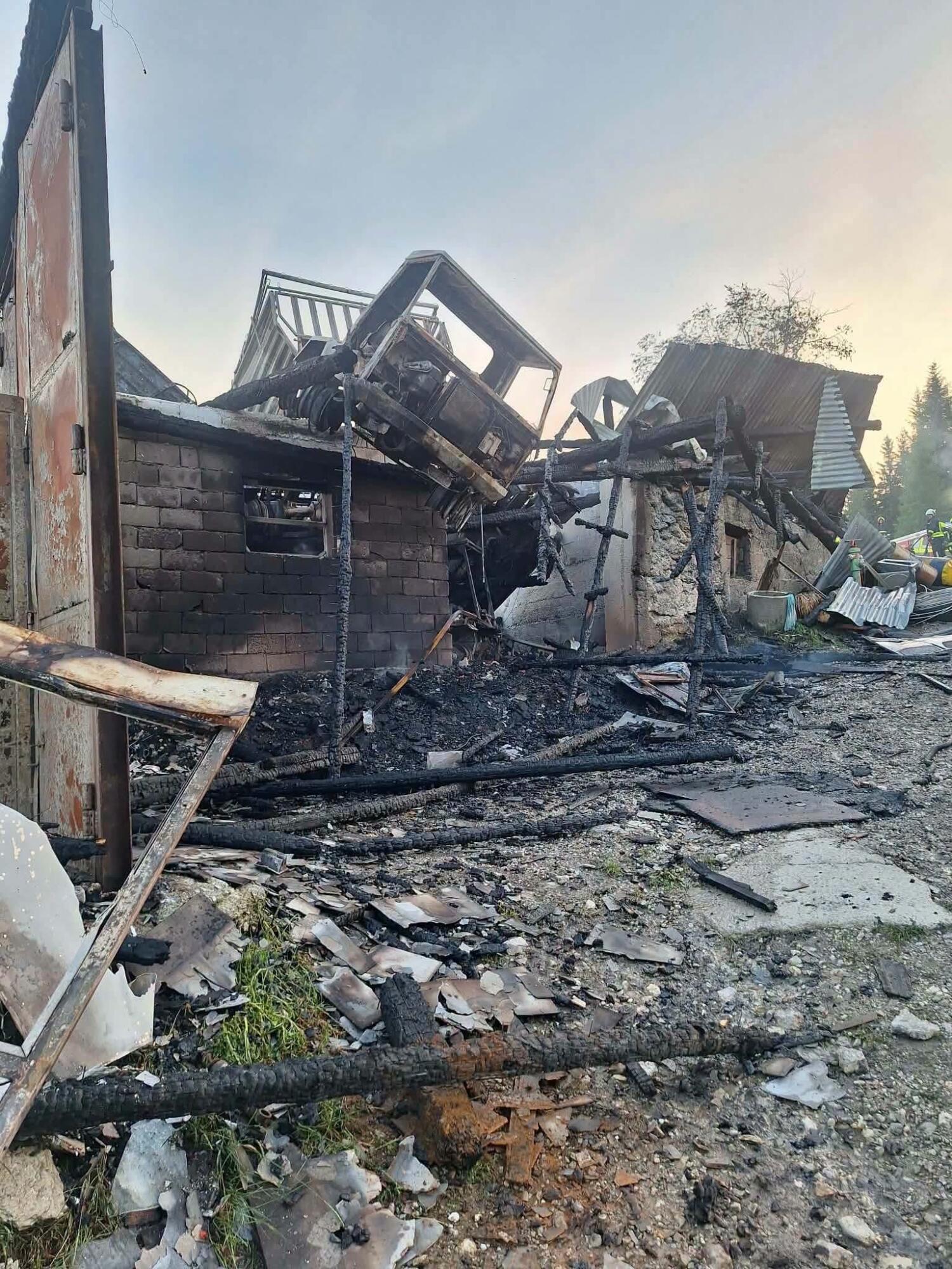 Pod Raduho ogenj uničil kmetijo, več poškodovanih (FOTO) 8 730001750 1554134149637298 5937951459483857360 n.png
