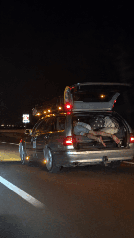 VIDEO: Moški med vožnjo pri 140 km/h ležal v odprtem prtljažniku 2 moški