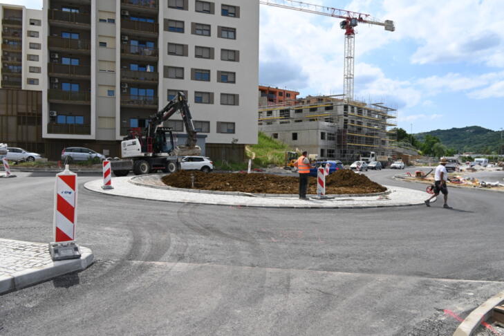 Med ponedeljkom in sredo občasne zapore pri novem krožišču na Dolinski cesti 2 zapore krožišča