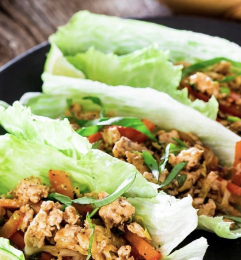 Hrustljava ledenka namesto kruha: piščančji “taco” hit za hitro večerjo