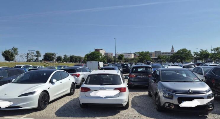 Parkirišče ob tržnici vse bolj razburja domačine