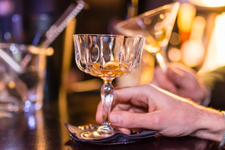 pretep lokal alkohol moški pijača