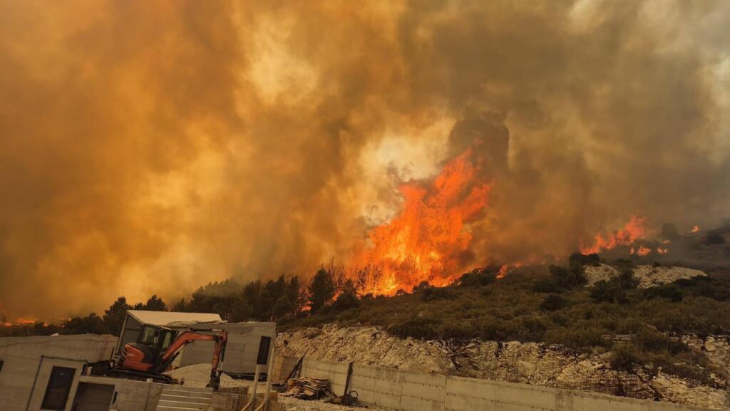 Na Hvaru zagorelo odlagališče, pri gašenju posredoval tudi kanader (FOTO/VIDEO)